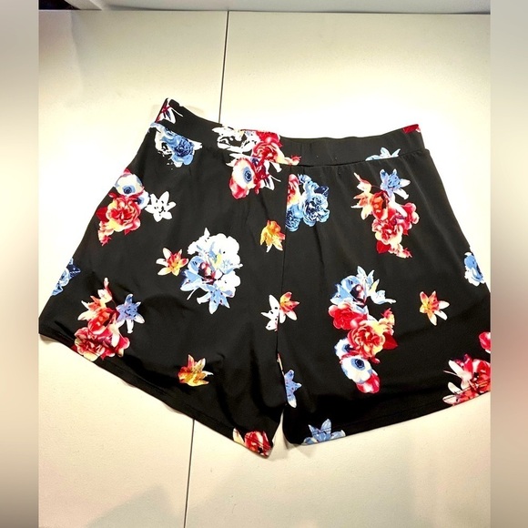 D15.16. Express black floral shorts S - Picture 5 of 6
